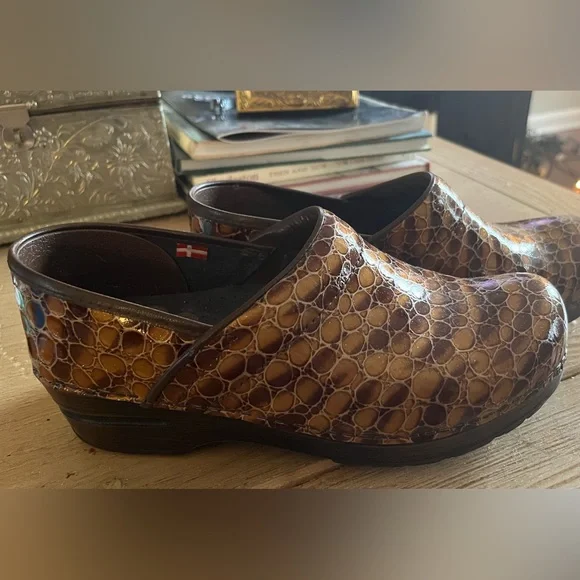 SANITA Clog - The original Dansko Clog! Crocodile Print - Brown - Picture 7 of 8